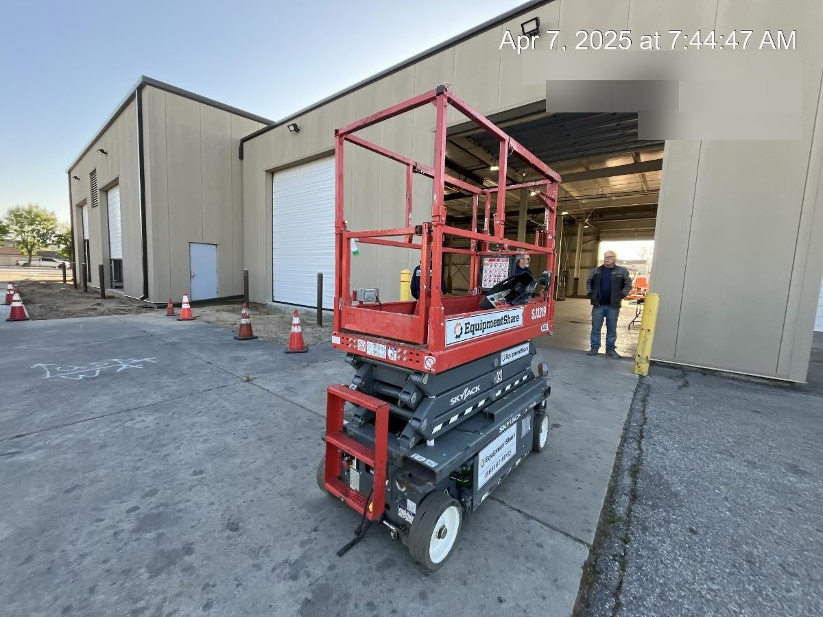 2020 Skyjack SJIII-3219 Solid NM Tires, Half height spring hinged entry gate, Dual Beacons, 800W Inverter