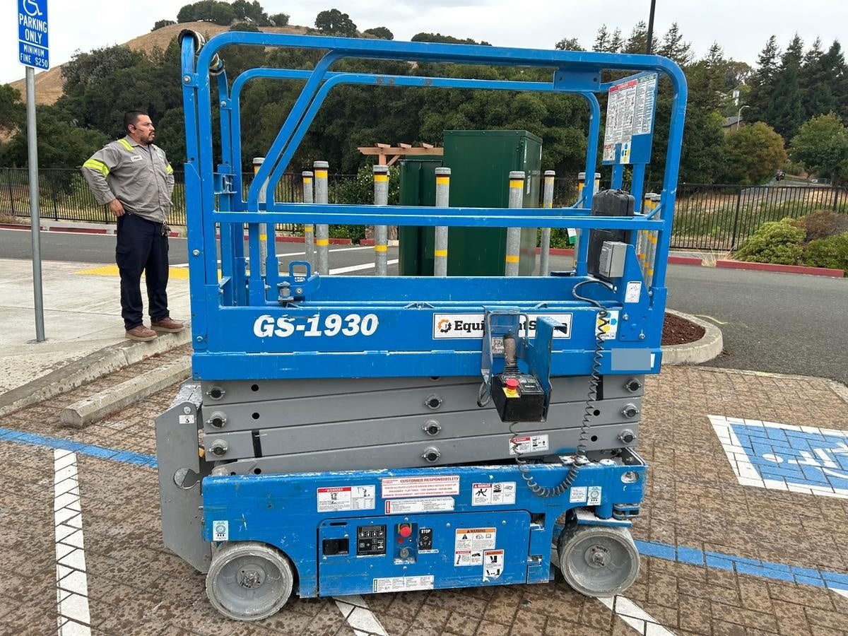2019 Genie GS-1930 Half Height Swing Gate, 800W Inverter