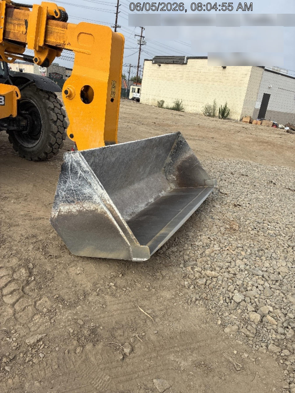 2022 JLG 1001100823