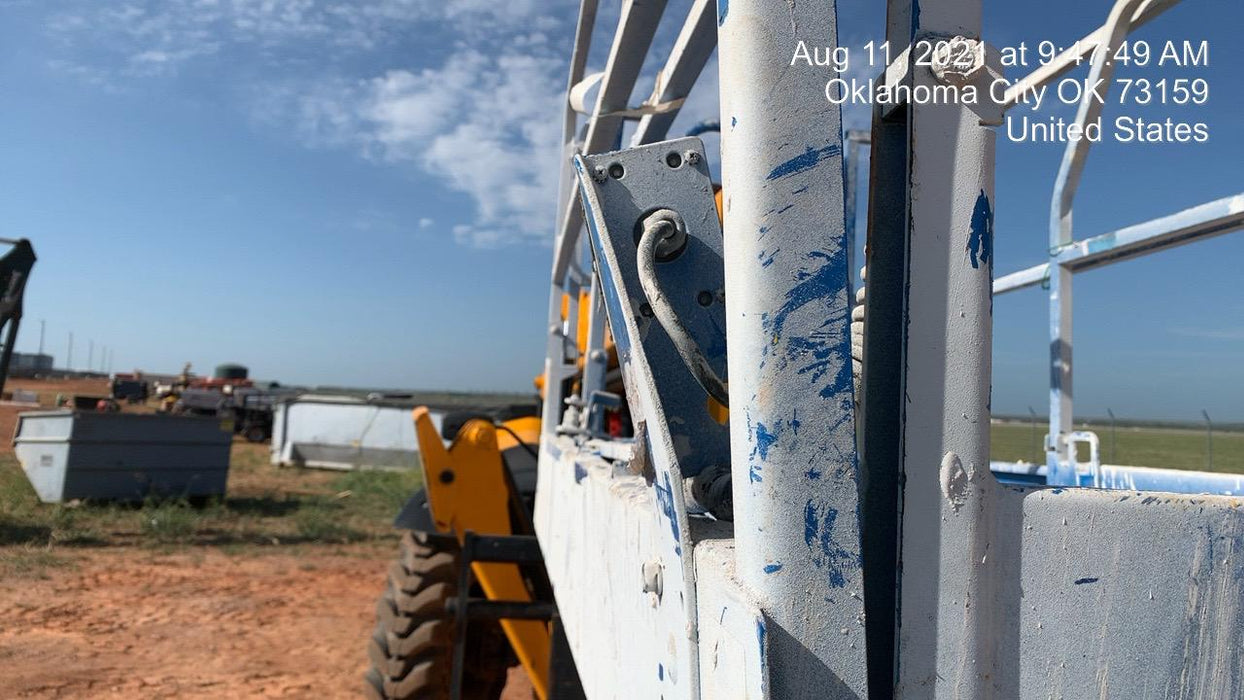 2019 Genie GS-4047 Folding rails with half height swing gate