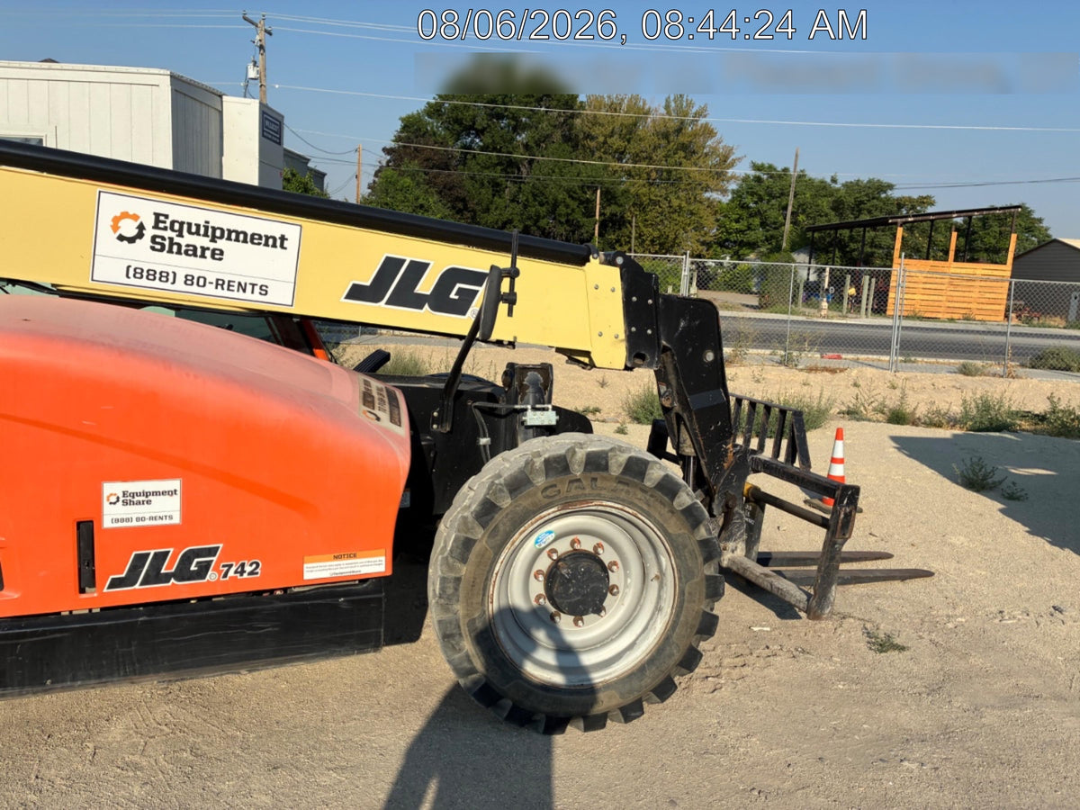 2017 JLG 742