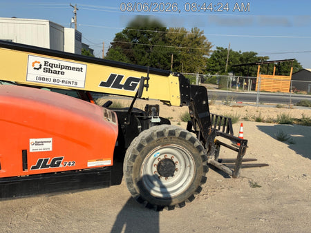2017 JLG 742
