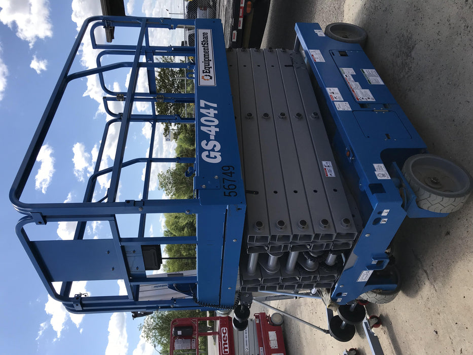 2019 Genie GS-4047 Folding rails with half height swing gate