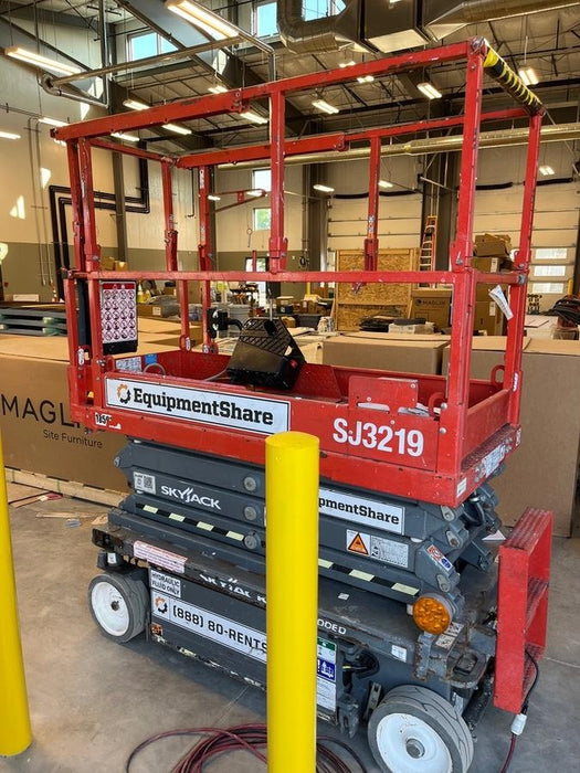 2020 Skyjack SJIII-3219 Solid NM Tires, Half height spring hinged entry gate, Dual Beacons, 800W Inverter