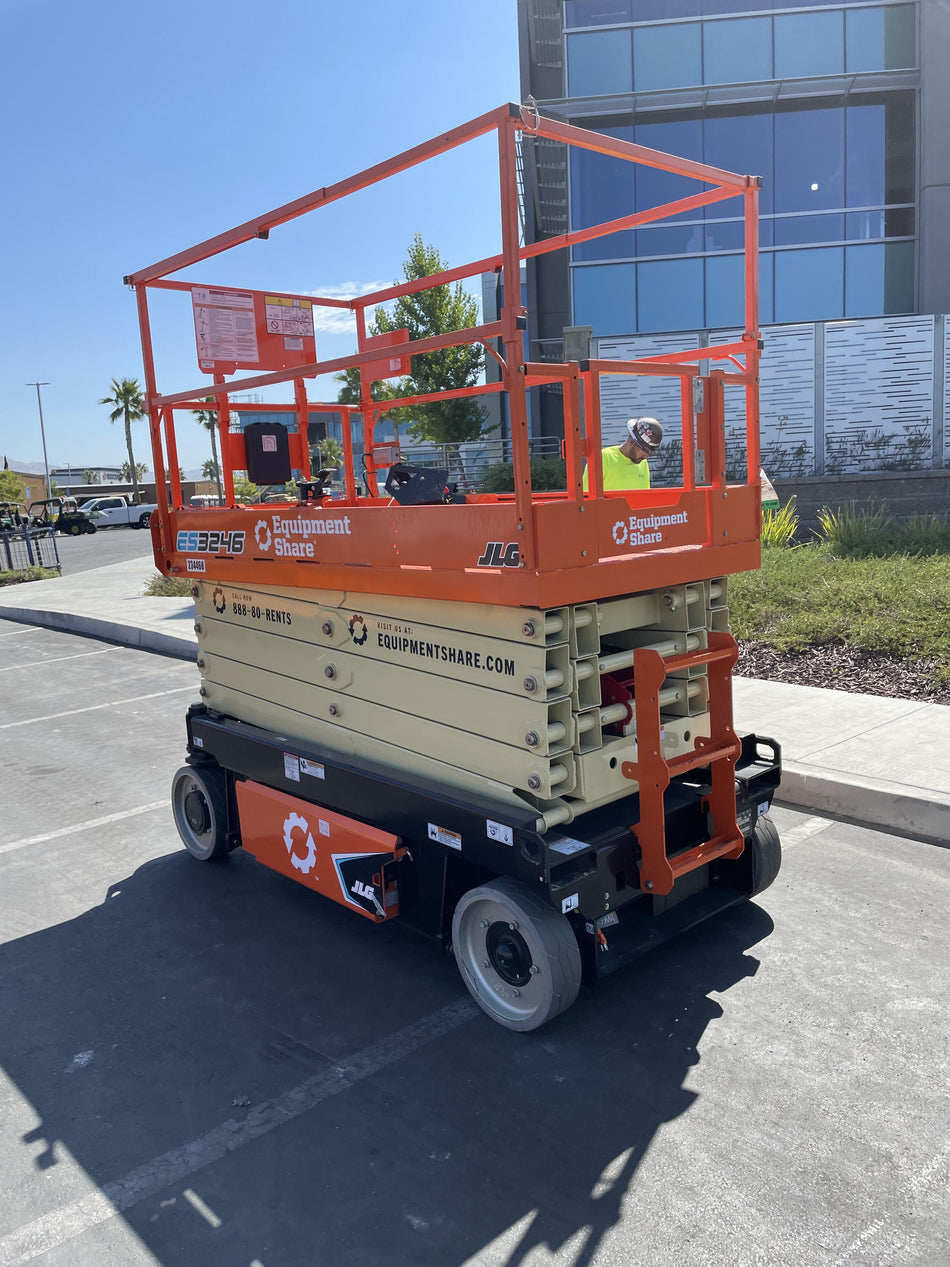 2022 JLG ES3246