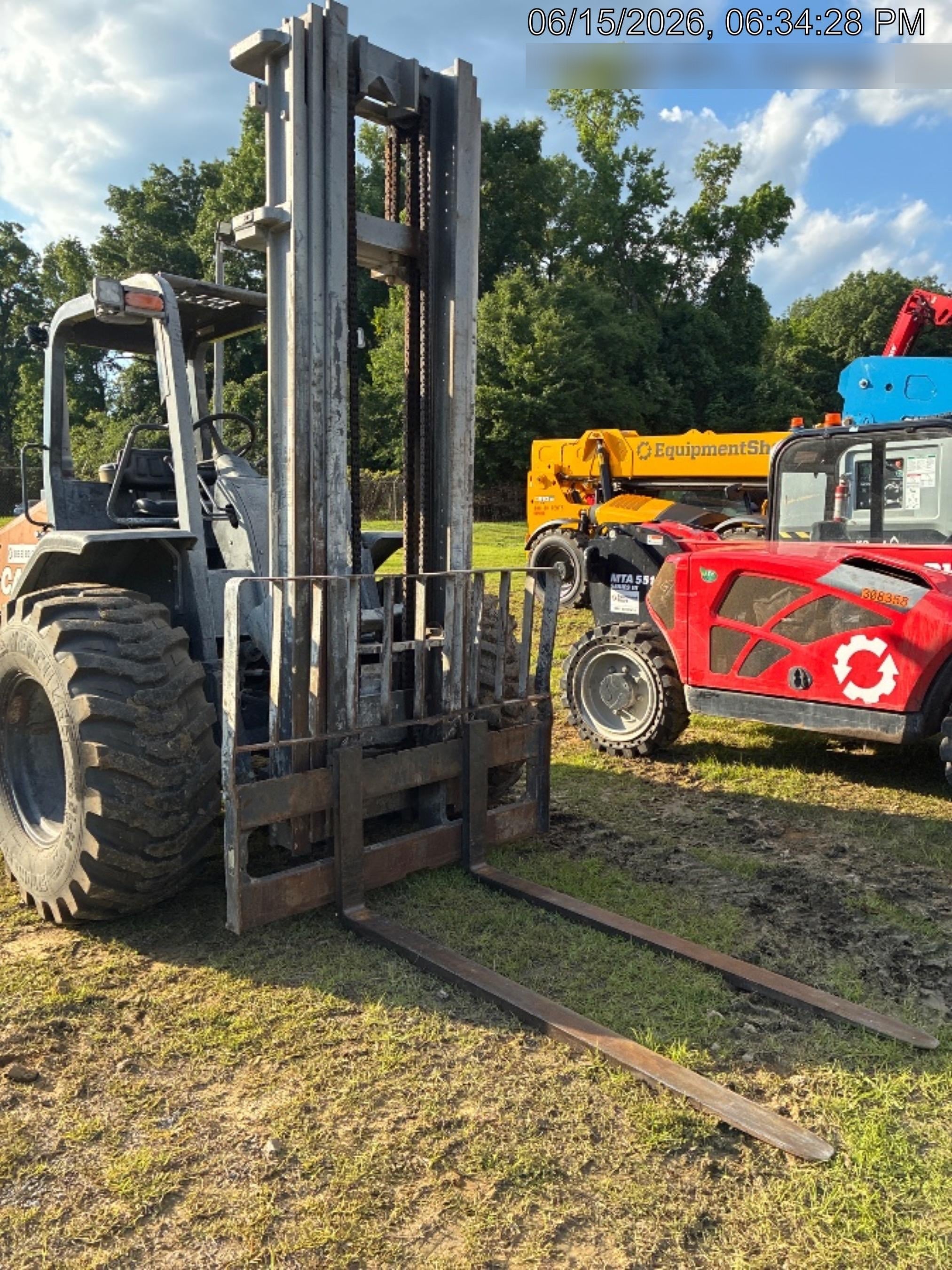 2023 CASE 588H