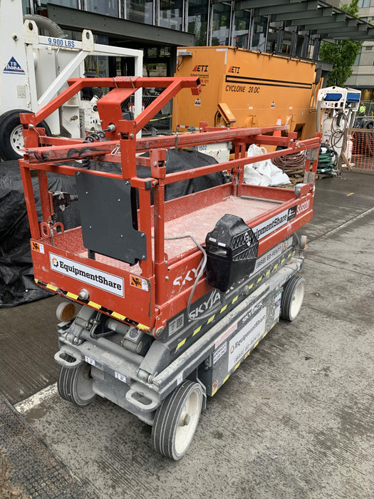 2020 Skyjack SJIII-3220 Solid NM Tires, Half height spring hinged entry gate, Dual Beacons, 6' Powered Extension Deck