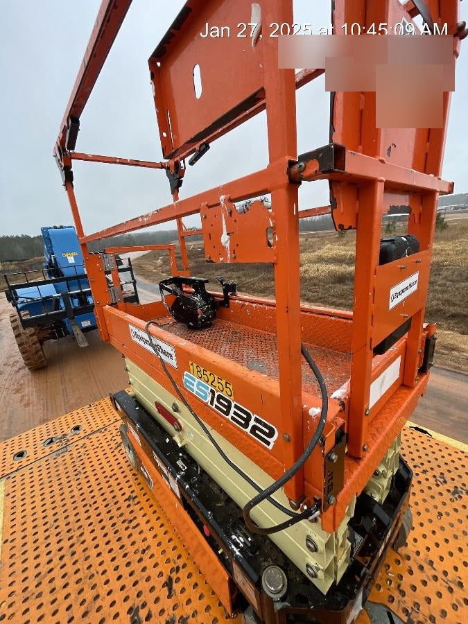 2021 JLG ES1932