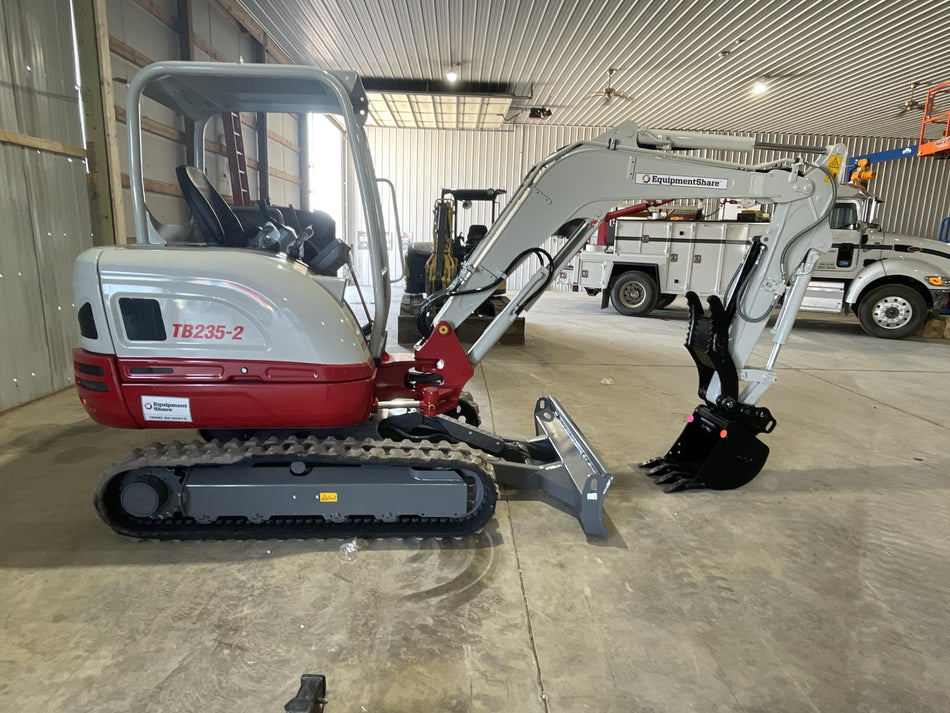 2022 TAKEUCHI TB235-2R