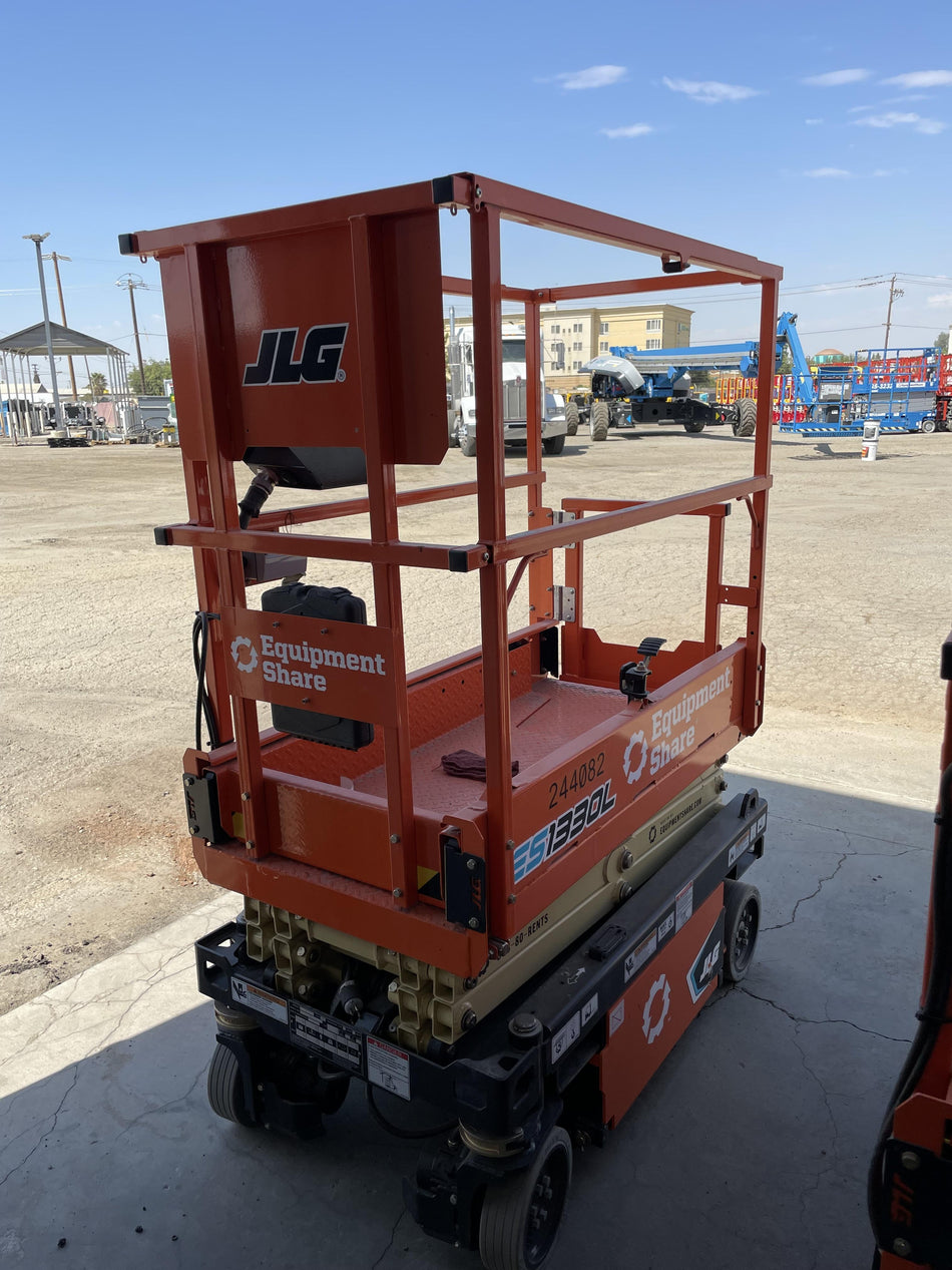 2022 JLG ES1330L