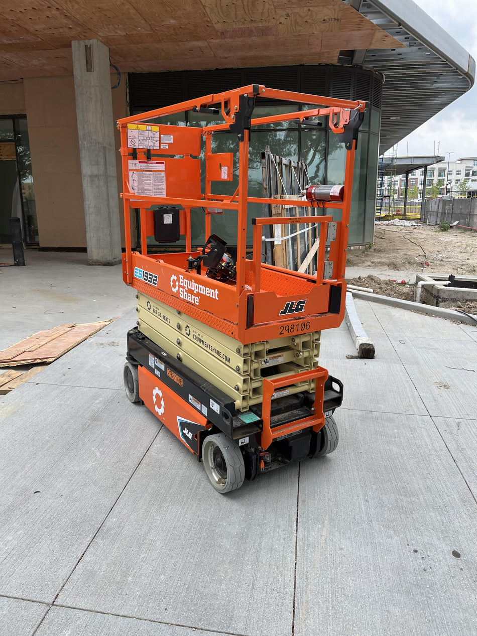 2023 JLG ES1932