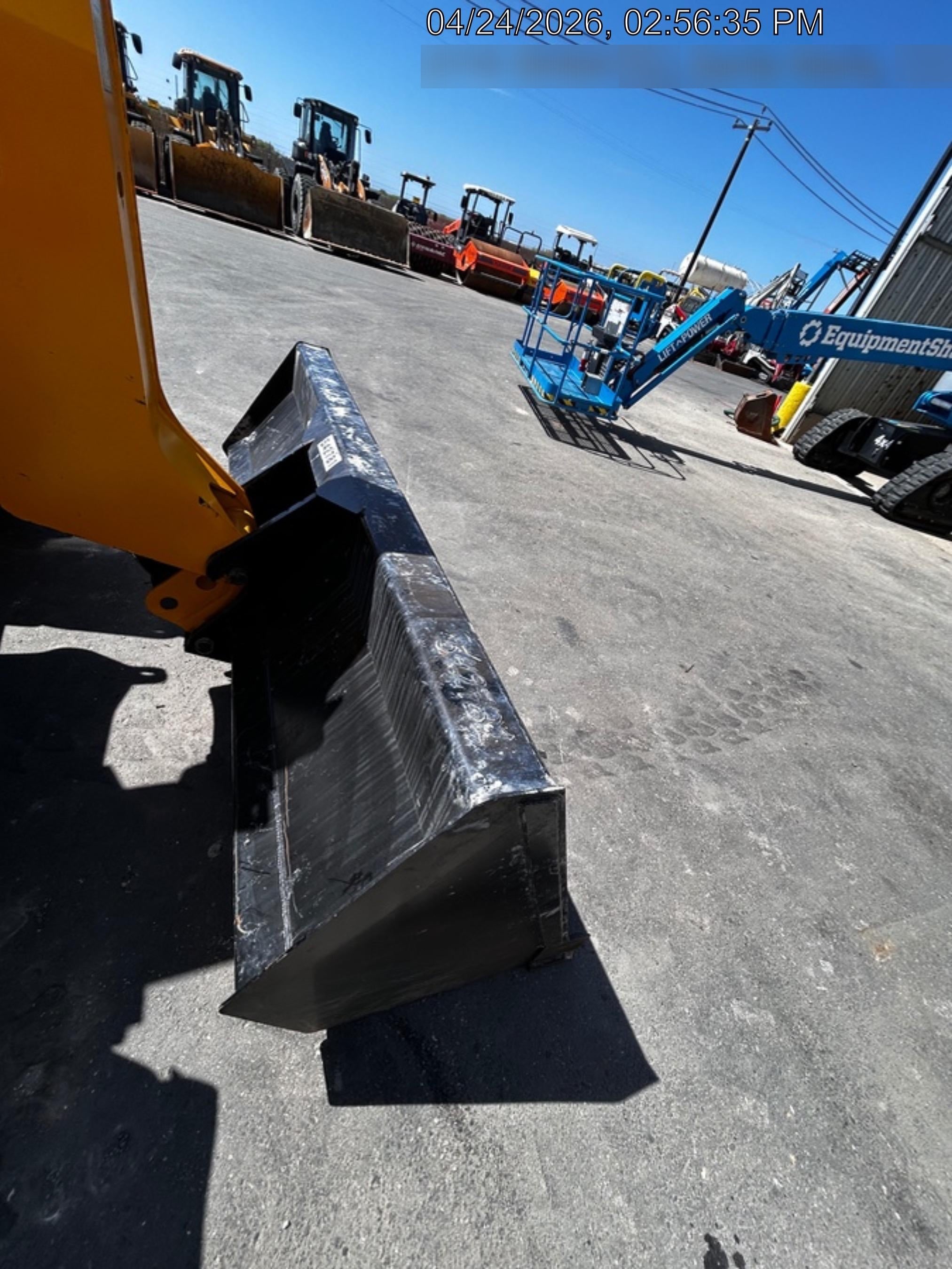 2025 JLG 1001100823