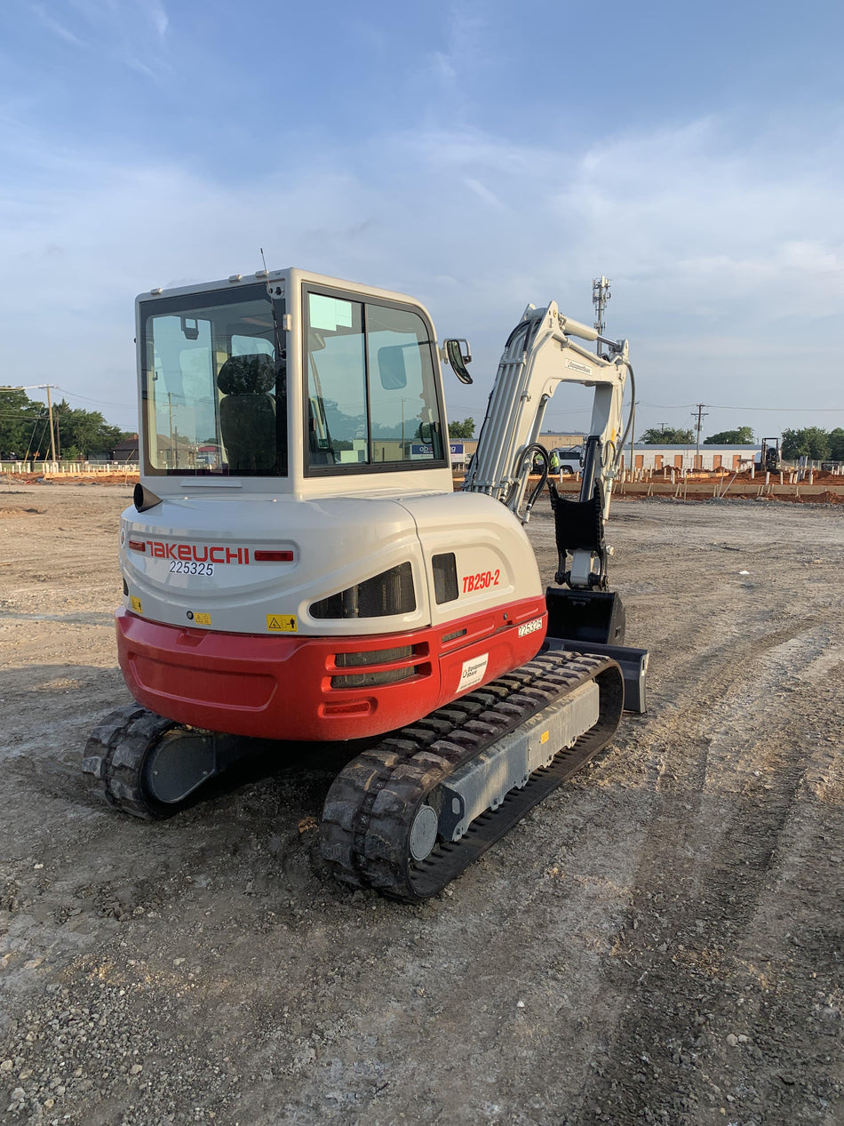 2022 TAKEUCHI TB250-2C