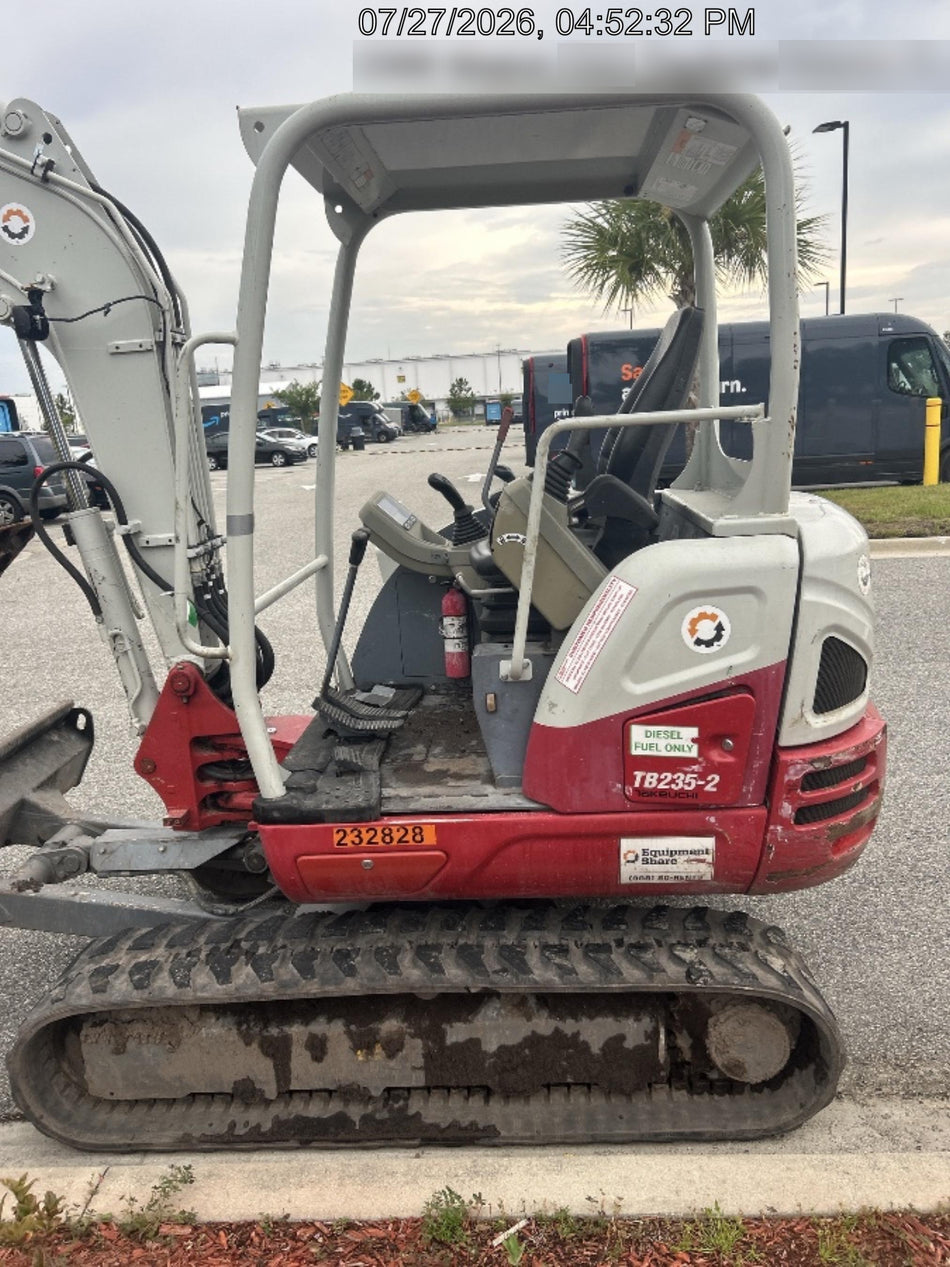 2022 TAKEUCHI TB235-2R