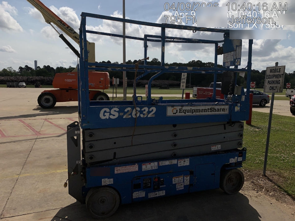 2019 Genie GS-2632 Folding rails with half height swing gate