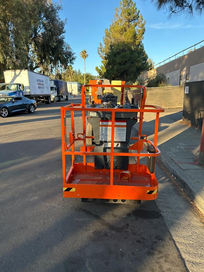 2025 JLG E300AJP
