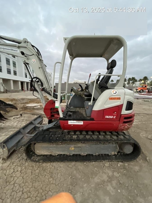 2021 TAKEUCHI TB250-2R