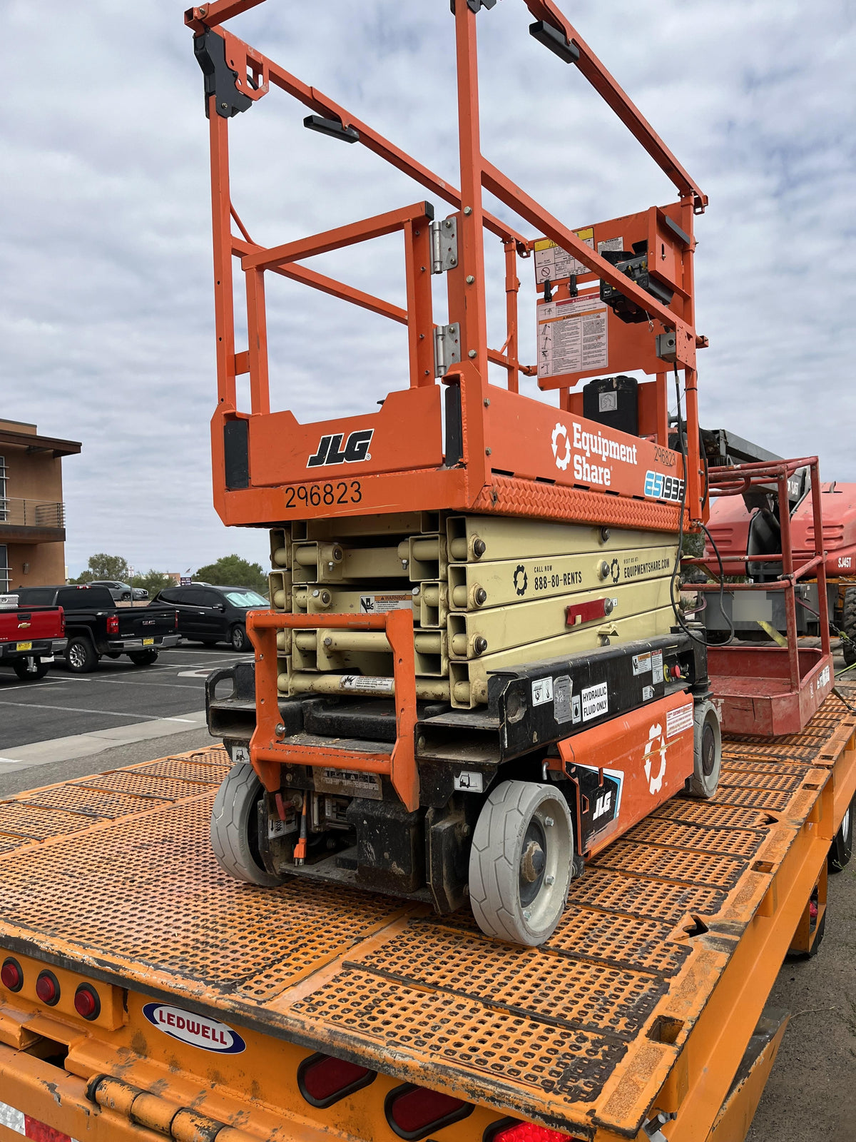 2023 JLG ES1932