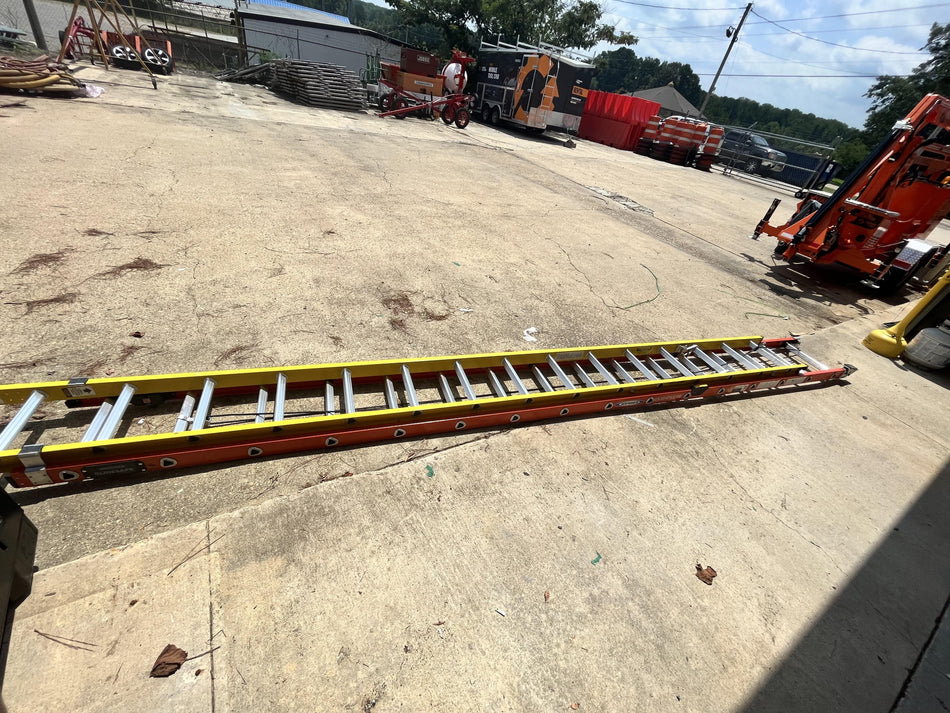 2022 WERNER 32' Fiberglass Ladder