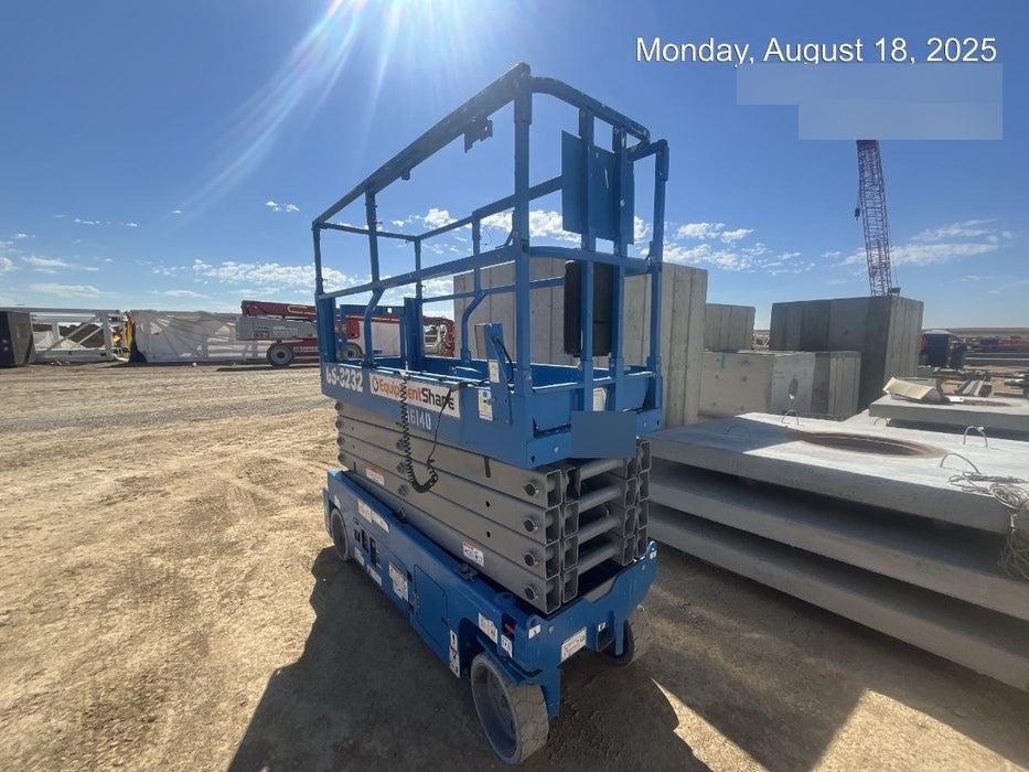 2019 Genie GS-3232 Folding rails with half height swing gate