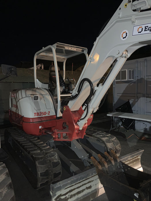 2021 TAKEUCHI TB250-2R