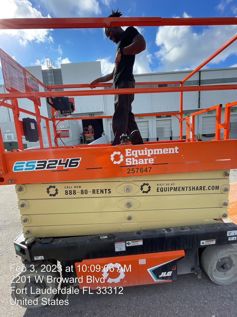2022 JLG ES3246