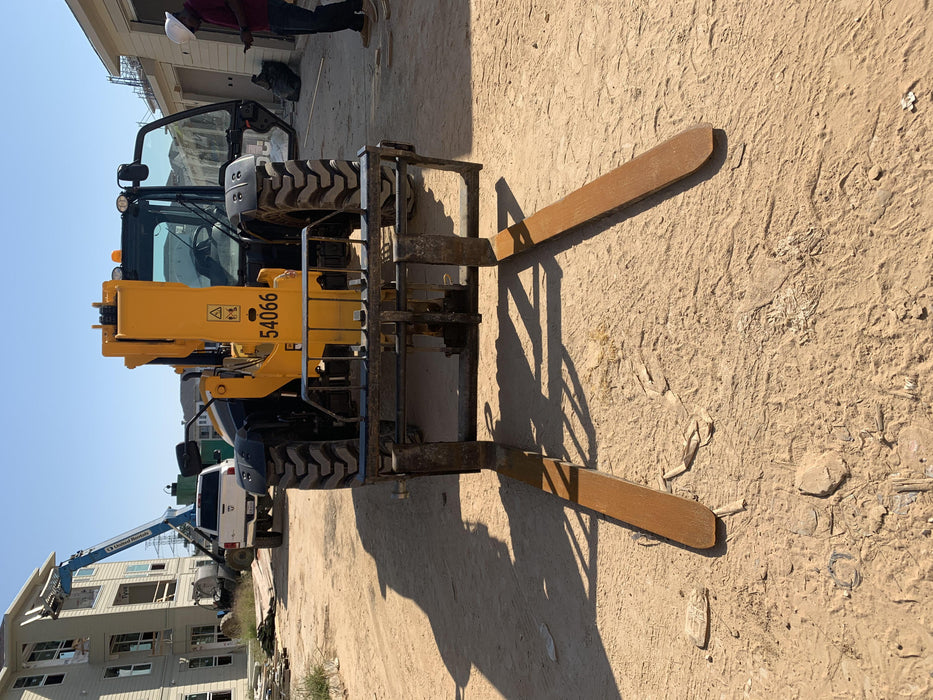 2019 JCB 509-42 Cab/Heat/Air, 74 HP, Solid Tires, STD Worklight, Beacon, Aux Hydraulics, Lifting Eye, Back up Alarm w/66" Carriage/60" Forks