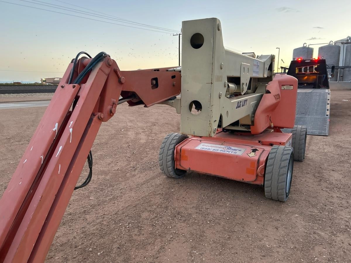 2016 JLG E450AJ
