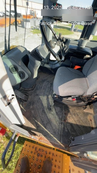 2019 John Deere 624L 4yd Wheel Loader, Cab/Heat/Air, 3 Function Hydraulics, JRB Hydraulic QC, QC 4yd bucket w/smooth cutting edge, QC Carriage, 72" Fork Tines, 5yr/5,000hr Powertrain and Hydraulics extended warranty