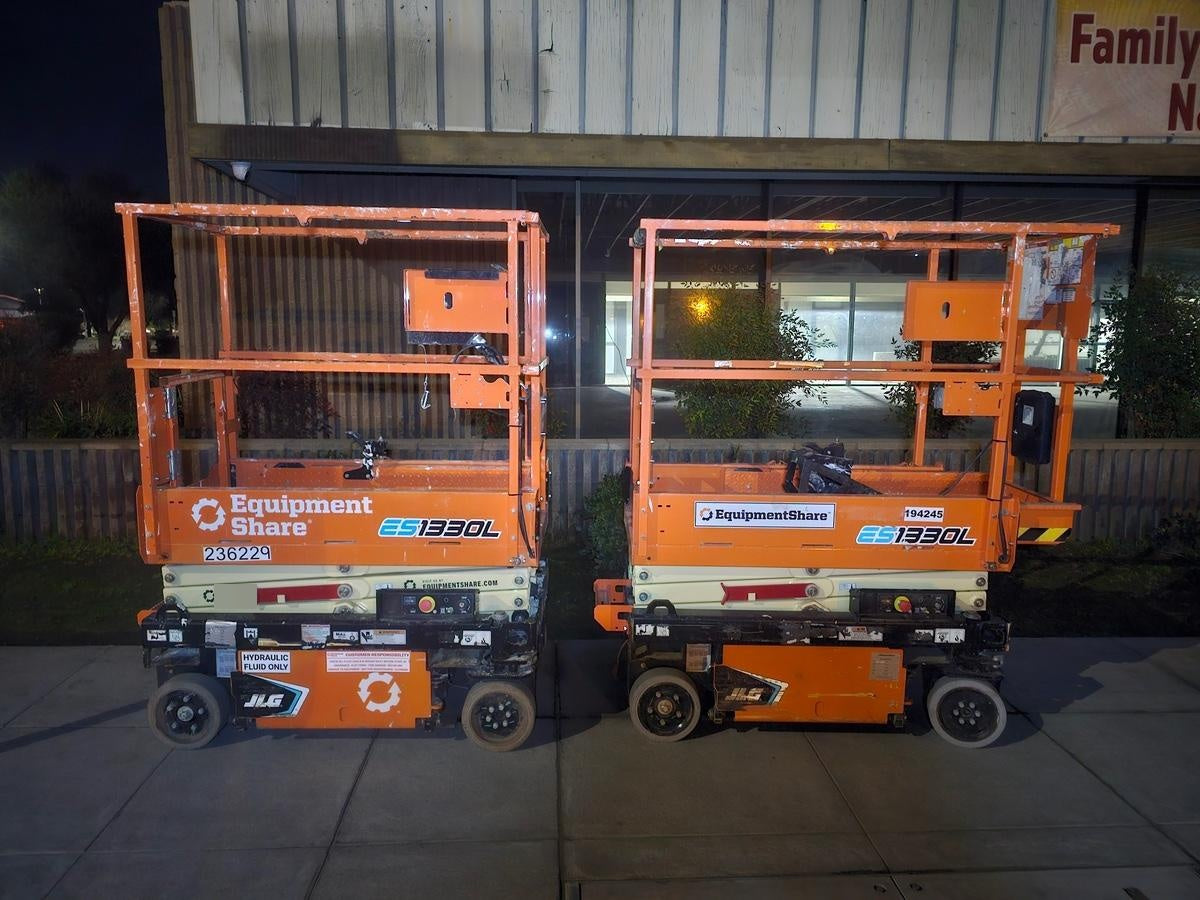 2021 JLG ES1330L