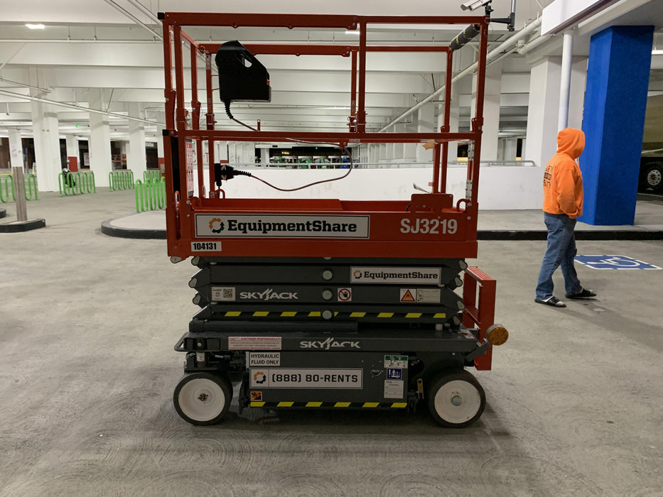 2020 Skyjack SJIII-3219 Solid NM Tires, Half height spring hinged entry gate, Dual Beacons, 800W Inverter