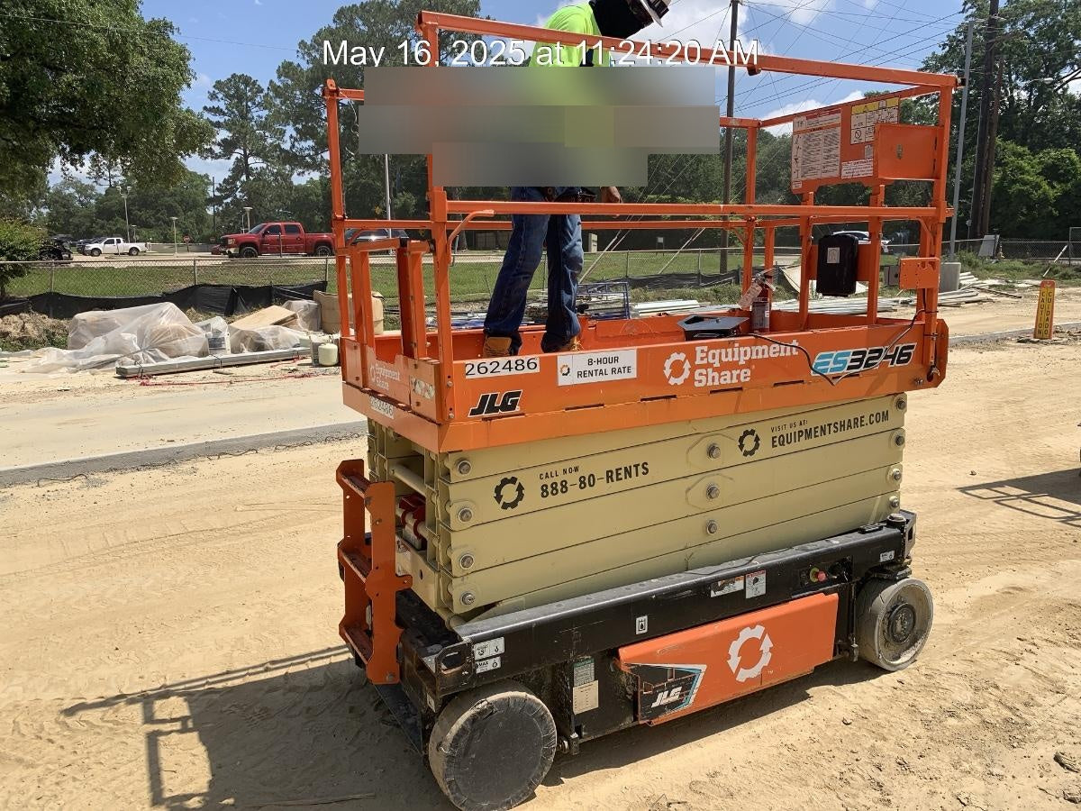 2022 JLG ES3246
