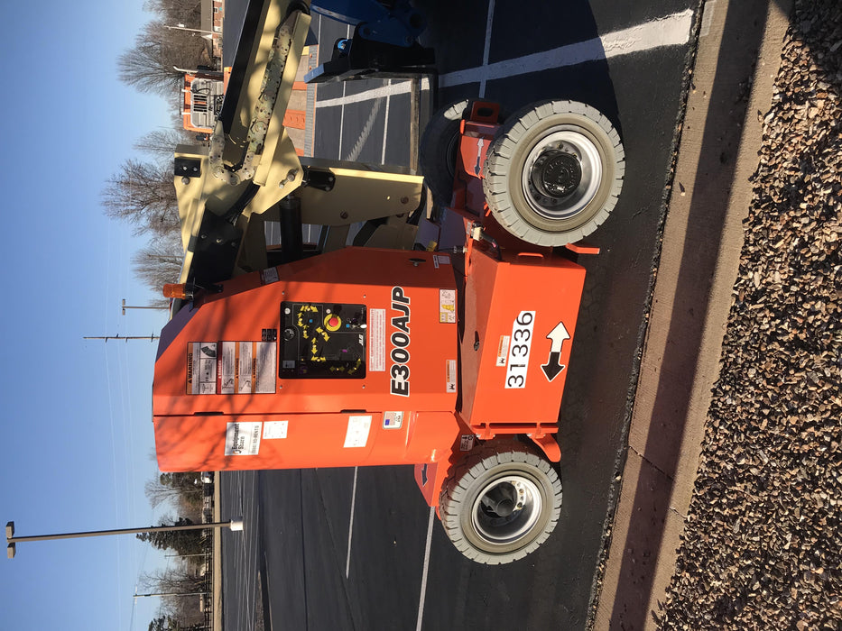 2019 JLG E300AJP
