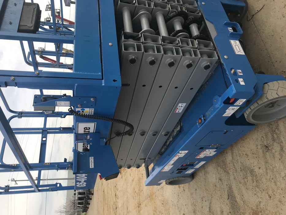 2019 Genie GS-4047 Folding rails with half height swing gate