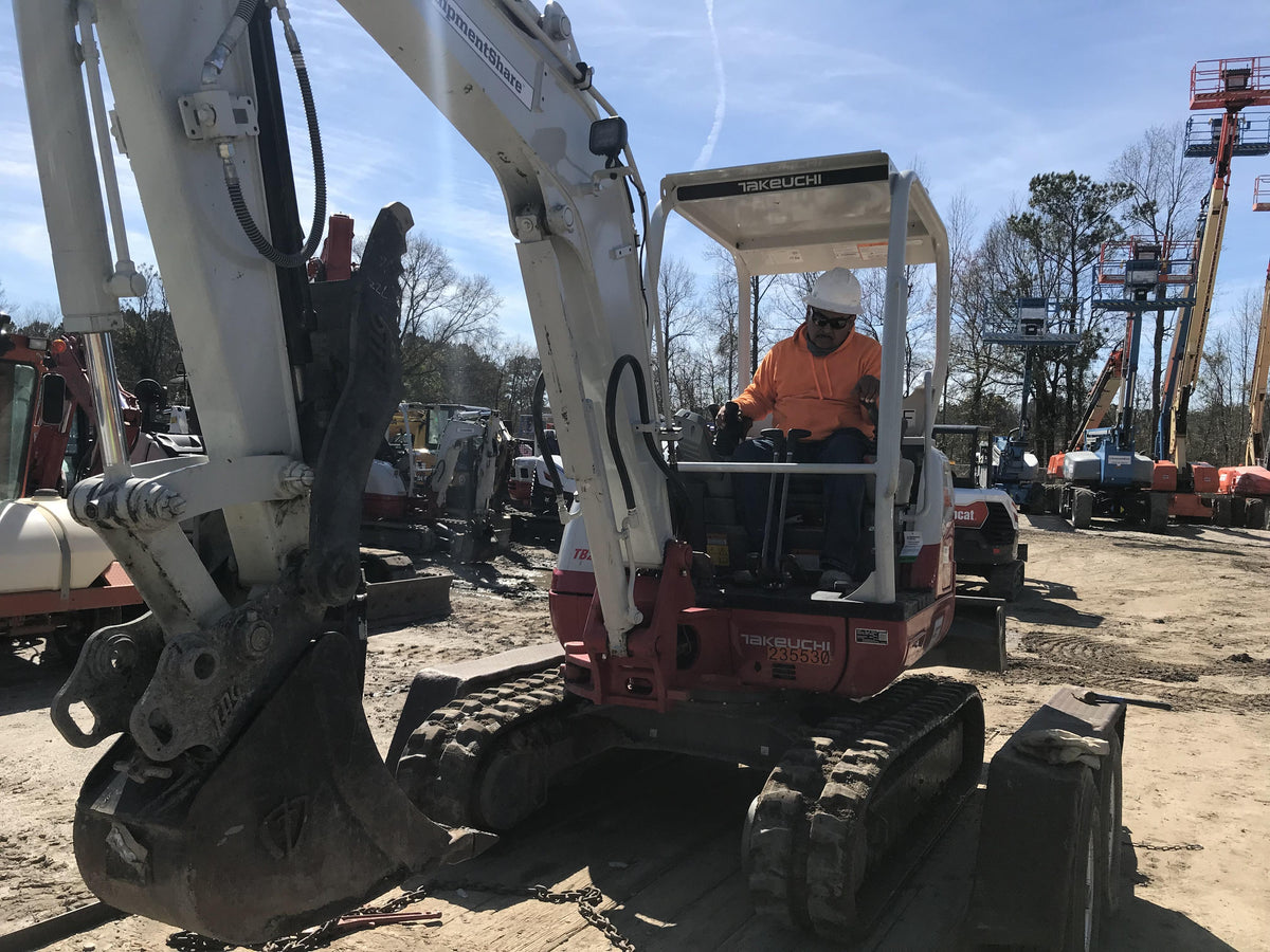 2022 TAKEUCHI TB235-2R