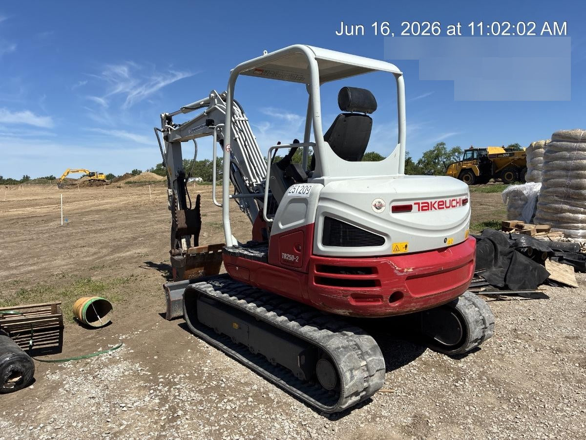 2022 TAKEUCHI TB250-2R