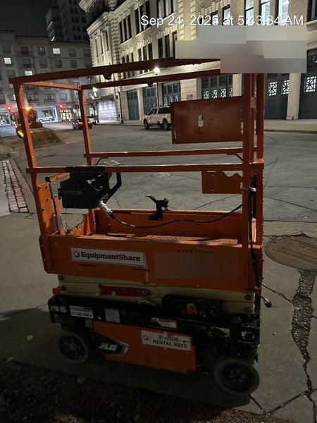 2021 JLG ES1330L