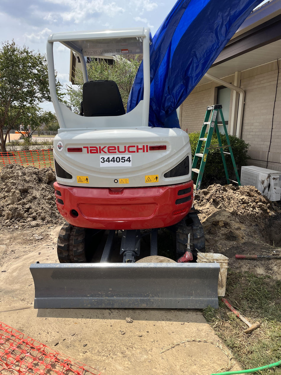2023 TAKEUCHI TB235-2R