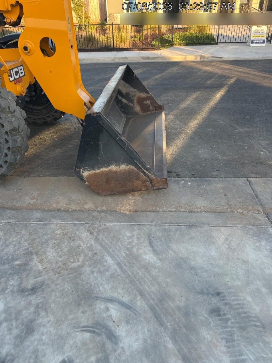2022 JLG 1001100823