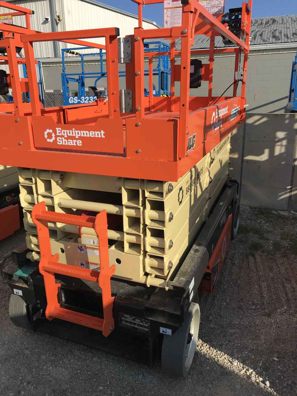 2022 JLG ES3246