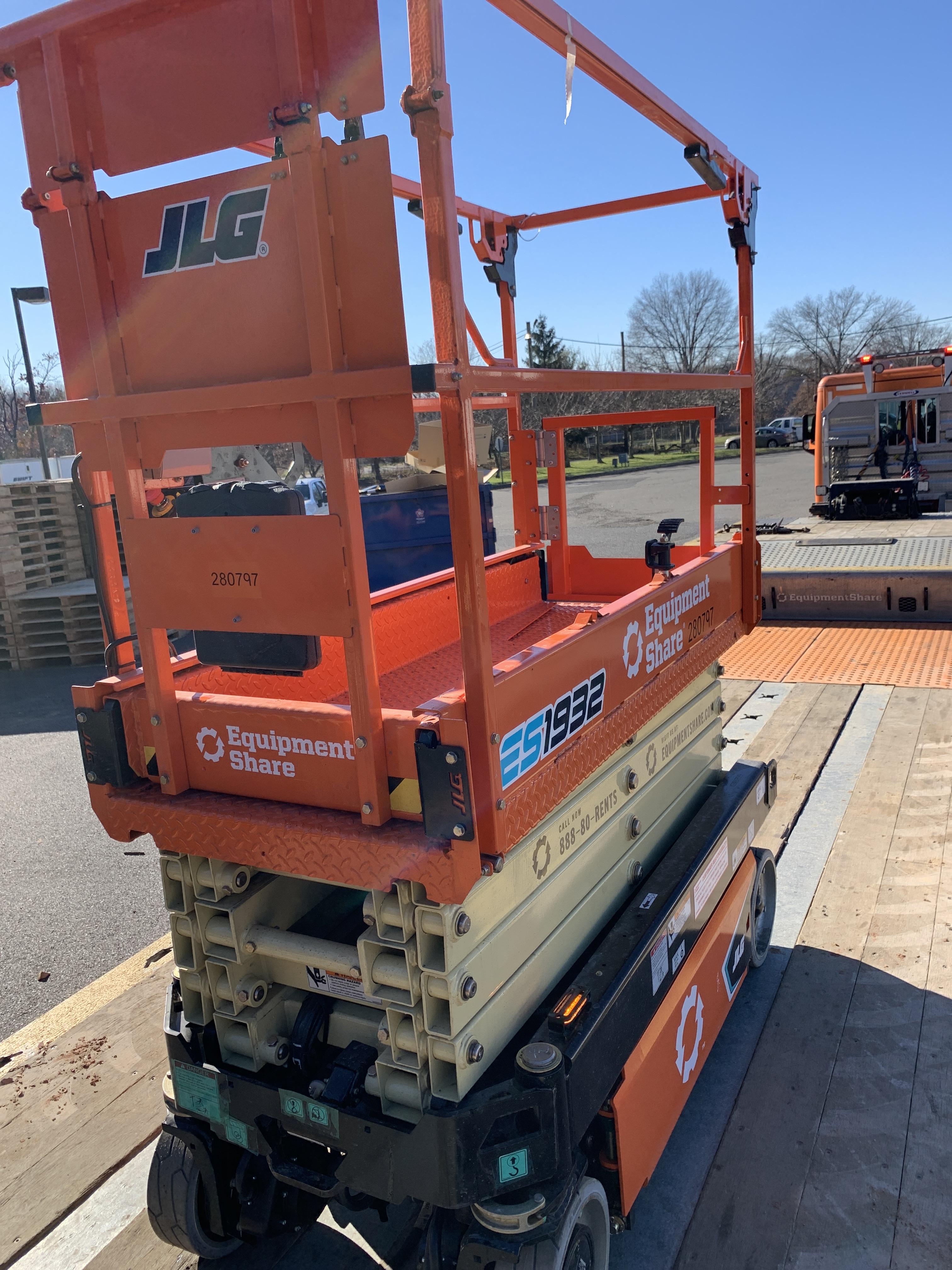 2022 JLG ES1932