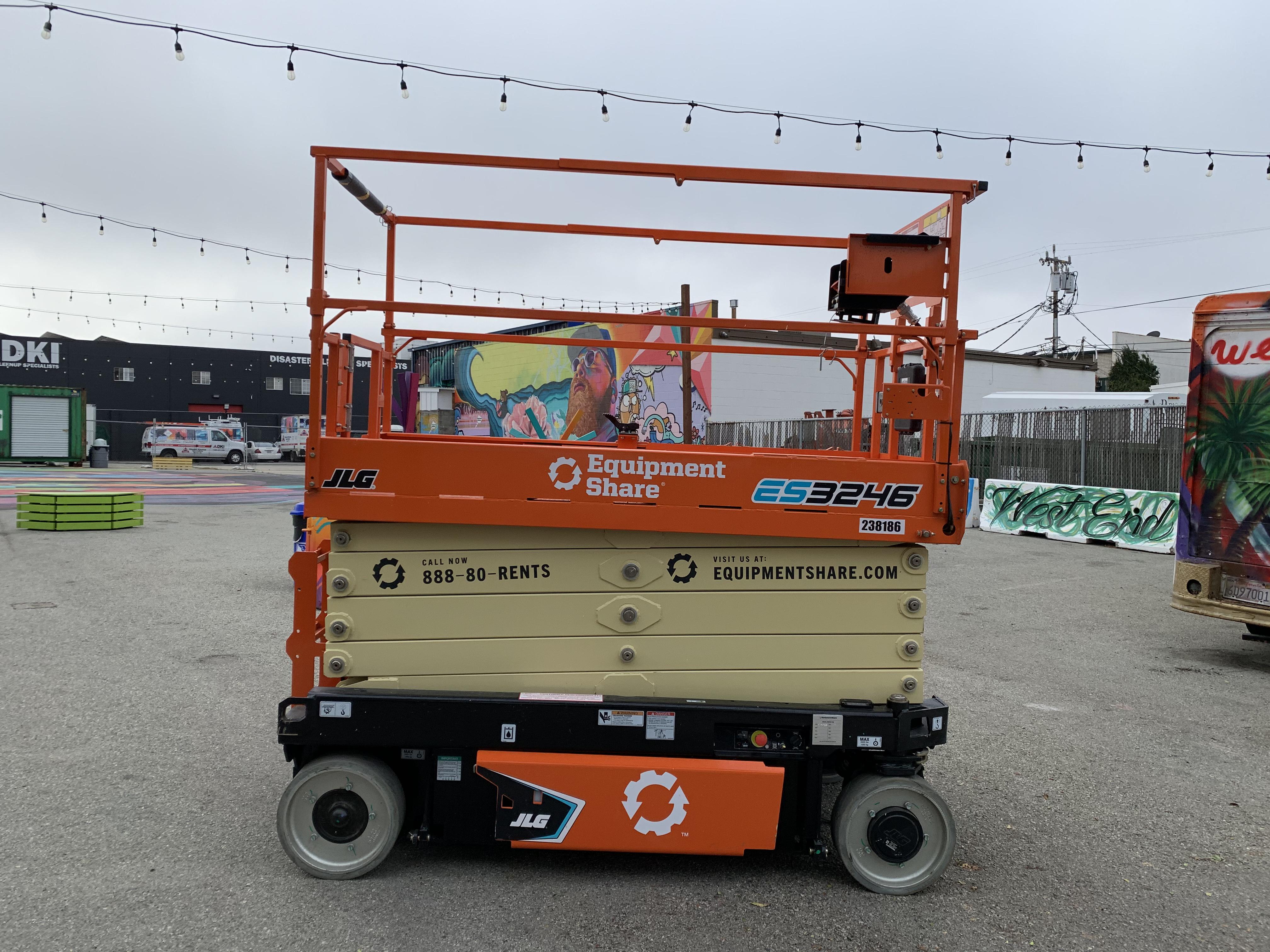2022 JLG ES3246