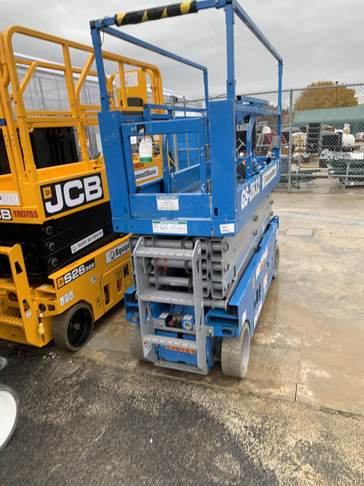 2020 Genie GS-2632 Solid NM Tires, Folding Rails with Half-Height Swing Gate, Beacon