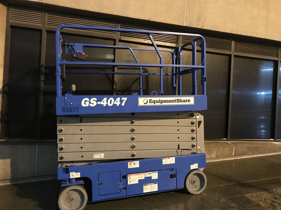 2019 Genie GS-4047 Folding rails with half height swing gate