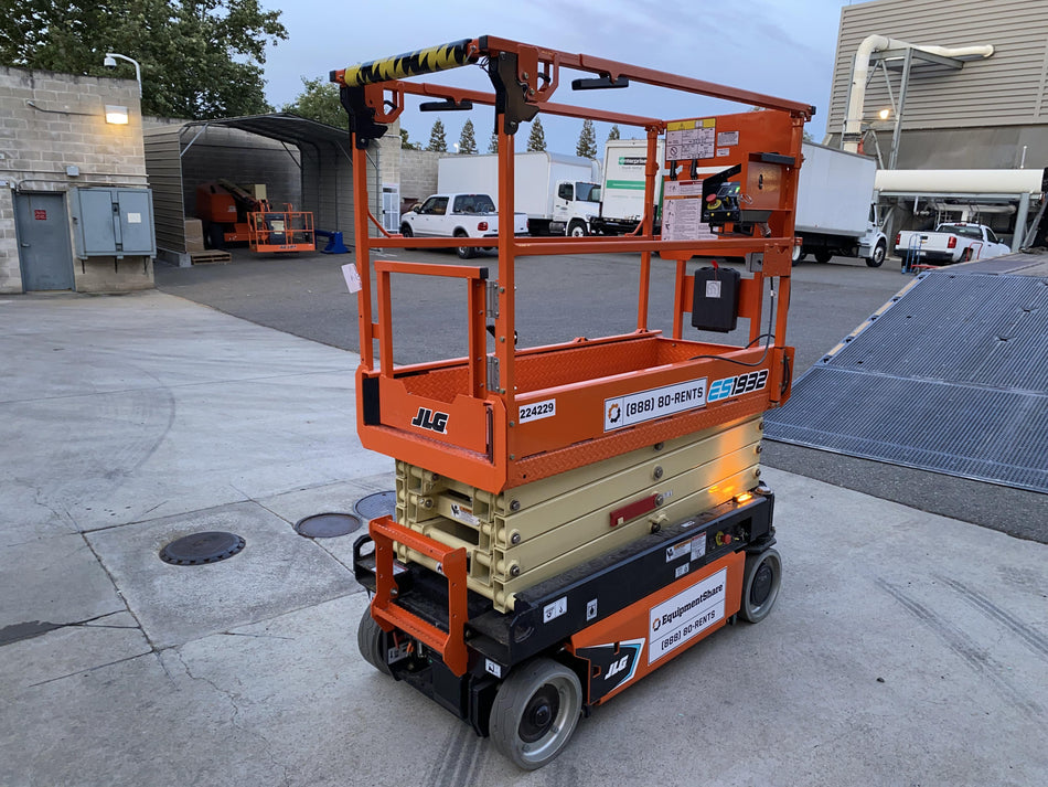 2022 JLG ES1932
