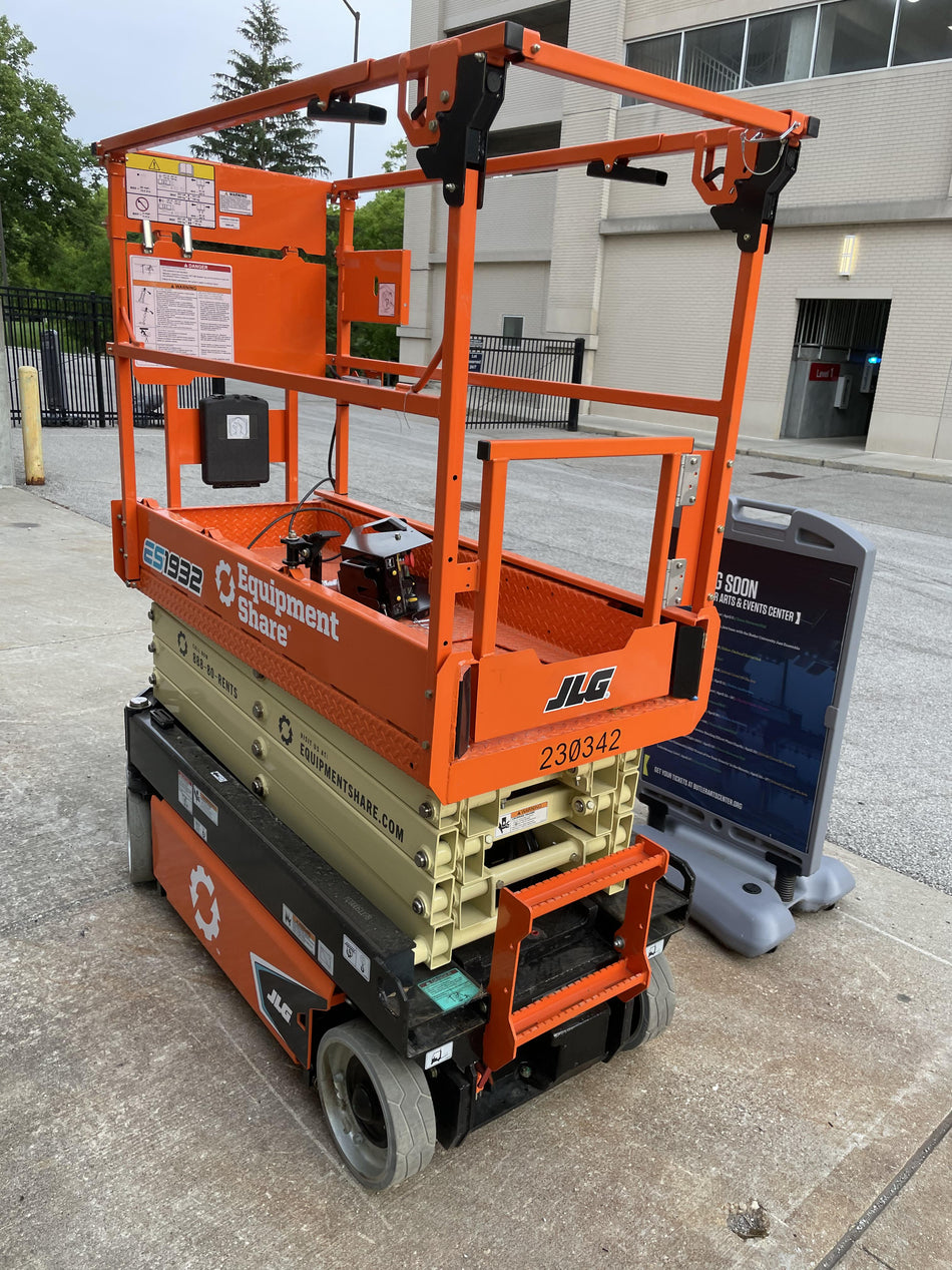 2022 JLG ES1932