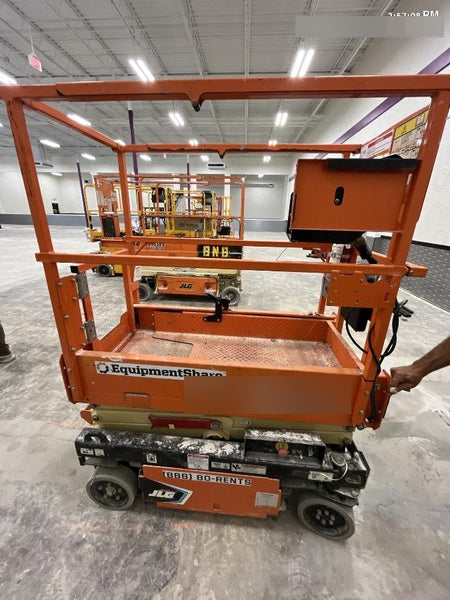 2022 JLG ES1330L