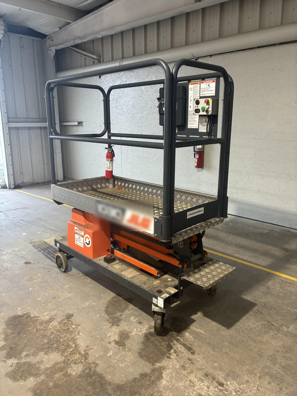 2023 JLG 1030P