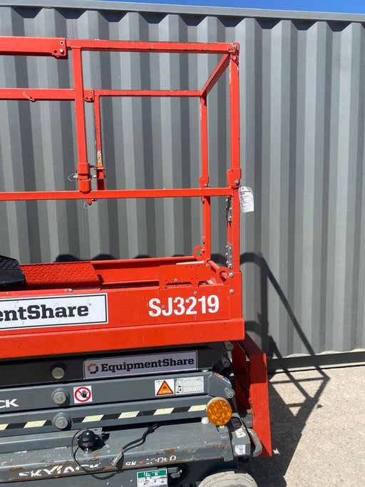 2020 Skyjack SJIII-3219 Solid NM Tires, Half height spring hinged entry gate, Dual Beacons, 800W Inverter