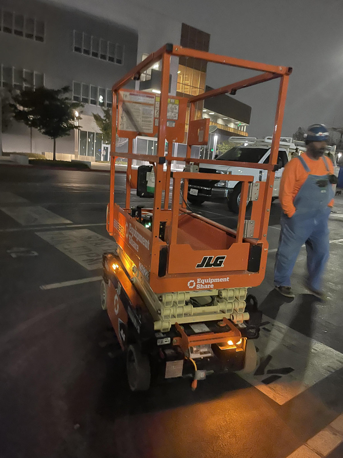 2022 JLG ES1330L